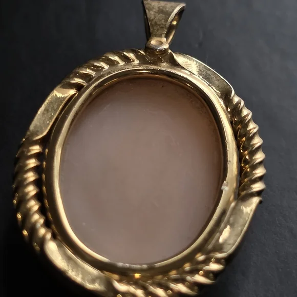 Vintage Cameo Gold Pendant - Picture 4 of 6